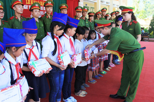 Volunteer group gave 25 sets of gift to the pupils